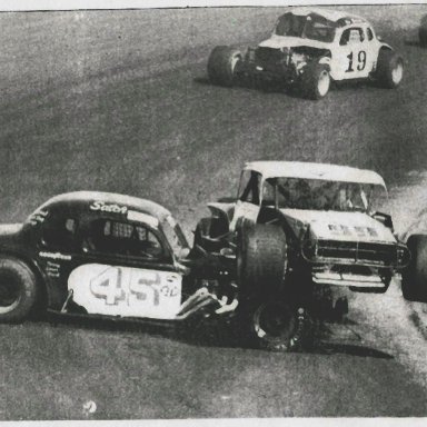 Geoff Bodine hitches a ride on Satch Worley's air cleaner at Martinsville