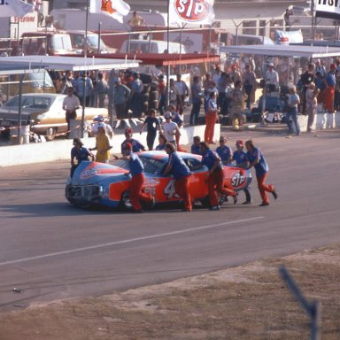 #43 Richard Petty 1976 crew pushes car back to garage after Daytona 500.