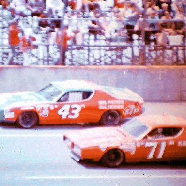 #43 Richard Petty #71 Bobby Isaac 1972 Motor State 400 @ Michigan