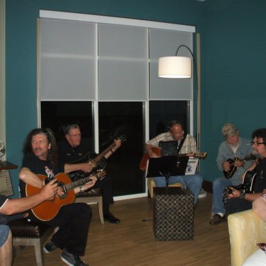 Holiday Inn and Suites, Picking