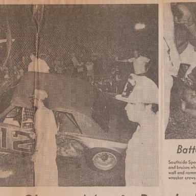 SOUTHSIDE SPEEDWAY #12 RACE CAR HITS FLAG STAND AUGUST 15, 1975 PHOTO A 190