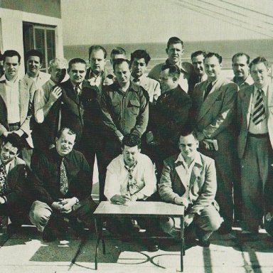 1947 GROUP SHOT PHOTO OF 23 ON TOP OF STREAMLINE HOTEL 200A