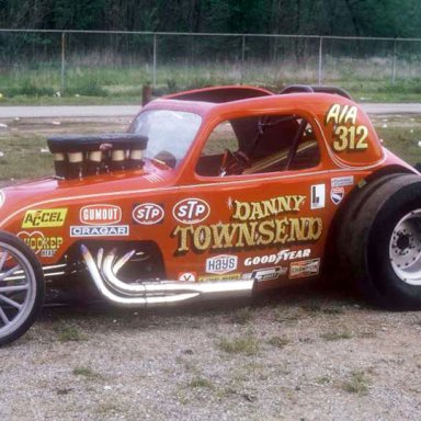 Danny Townsend A-A Dragway 42 pit 1974  photo by Todd Wingerter