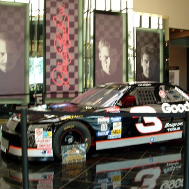 2004_0915 front show room at DEI