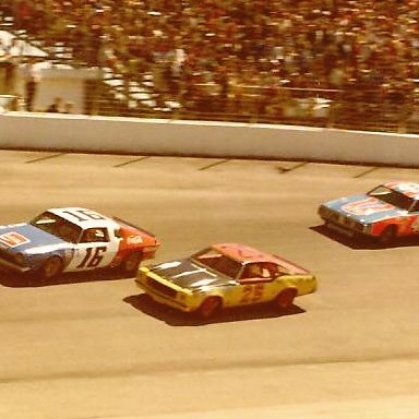 16 BOBBY ALLISON 25 JABE THOMAS 43 RICHARD PETTY 1975