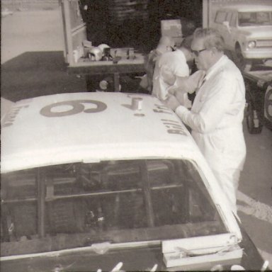 Big bill lettering his car