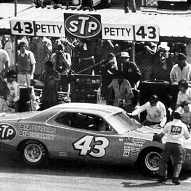 1975 Daytona pit