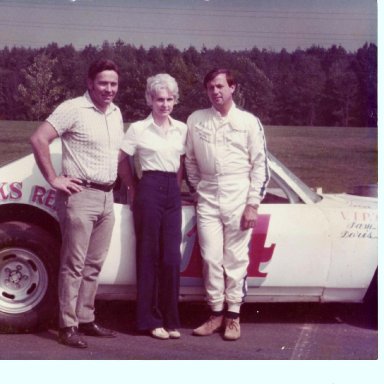 BILLY SCOTT WITH CAR OWNERS, JIMMY AND DORIS BROOKS 1970S' 001