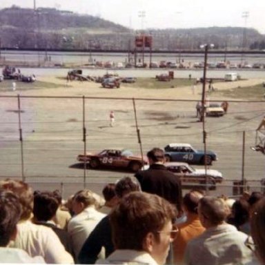 #40 Tom Colella, #84 Bud Middaugh & #7 Don Gregory in Helmet Dash