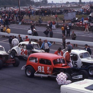 Bullet Bill  Strosahl on the pole with the fast qualifying time, and thats Dutch Hoag's son-in-law Lee Osborn on the outside pole Dutch the eventual winner