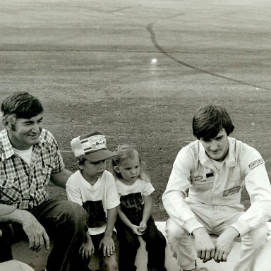 Bobby and Davey Allison with the little ones / GA INT