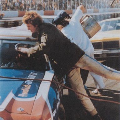 Bill Elliott on Junie Donlavey's pit crew - Atlanta 1976
