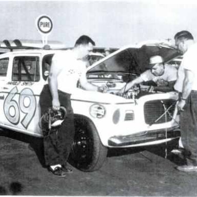 HAROLD SMITH / BOB KORN UNDER HOOD 1959 DAYTONA 500