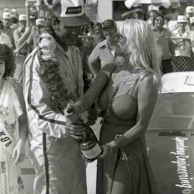 Linda  Vaughn, Champagne