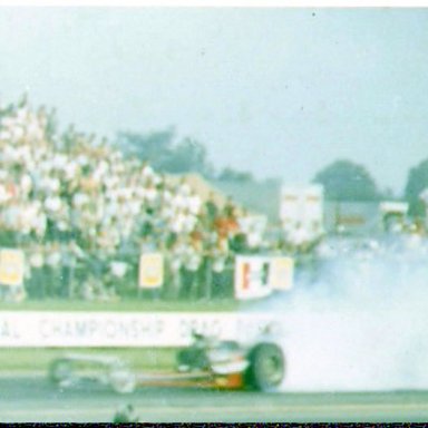 68INDY_DRAGSTER_SMOKING_UM