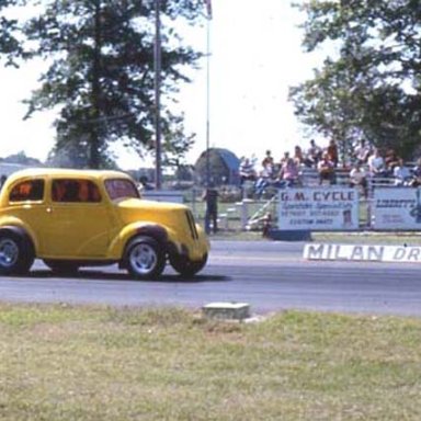 YELLOW_COUPE_ANGLIA_MILAN_73