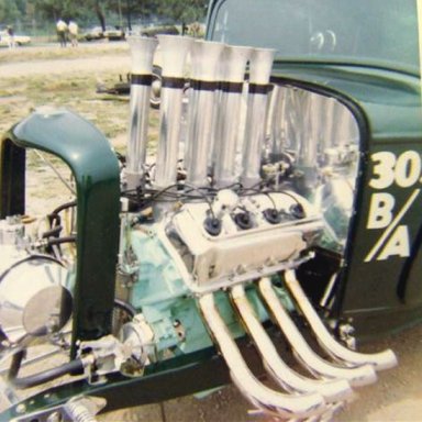 Engine in Sattelmears Bros  1967 dragway 42  photo by Todd Wingerter