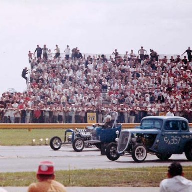 John Miller #357 32 Ford vs Larry Jamey hemi 1965 Indy