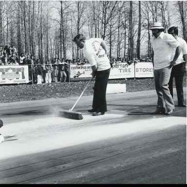 Melvin Yow sweeping in gold dust Milan  1973