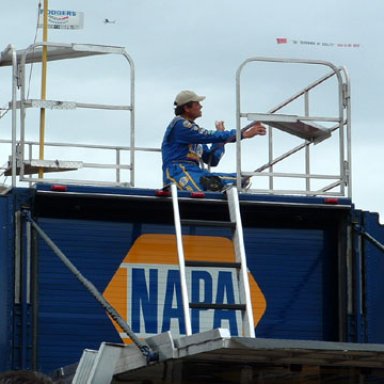 2005_0618 Michael Waltrip watching Quilf.